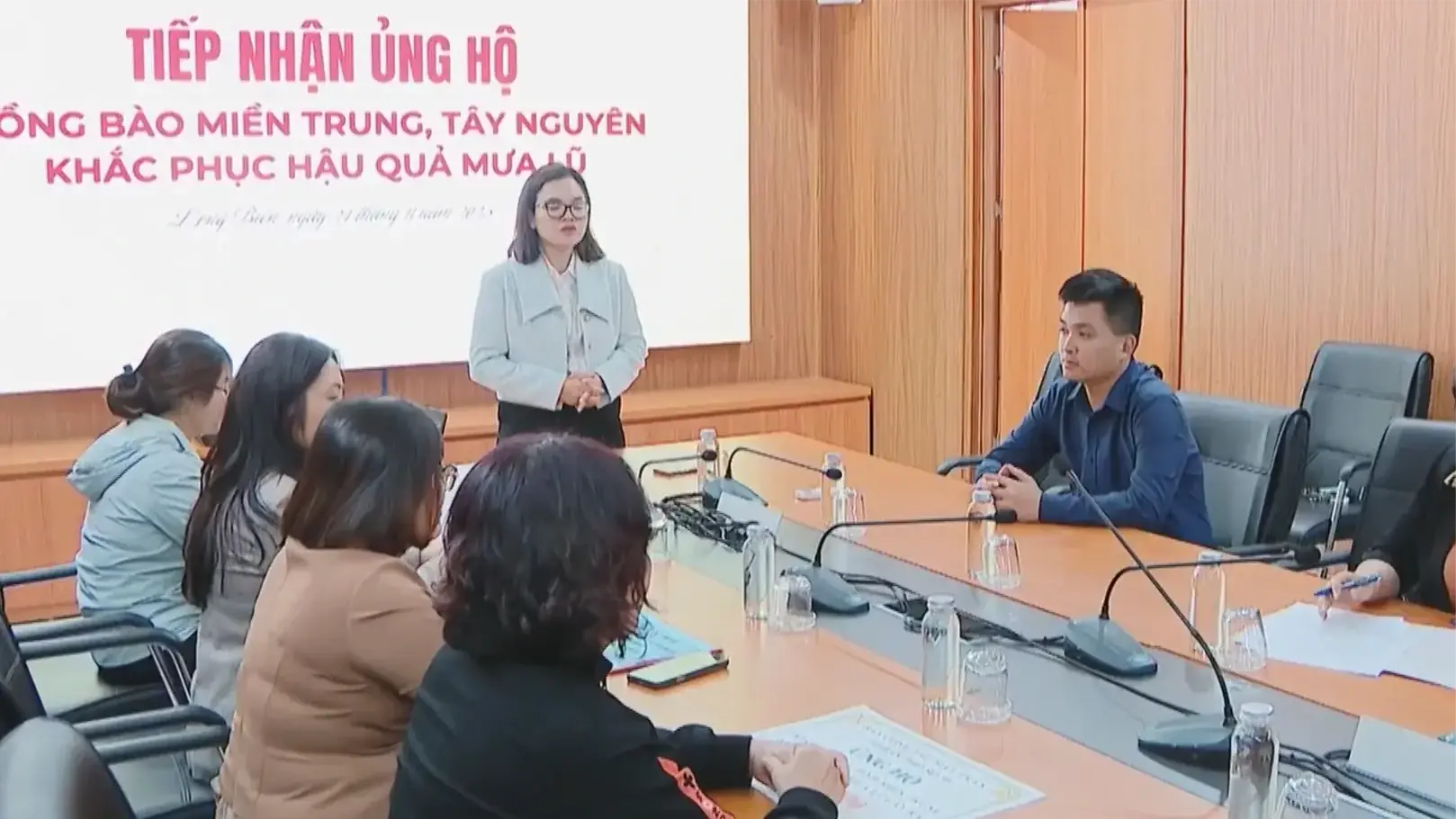 Người dân Hà Nội hướng về miền Trung – Tây Nguyên